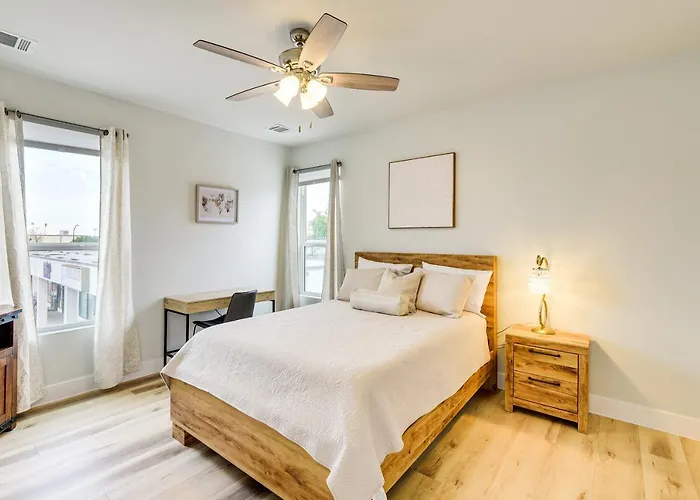 Apartamento Steps To Tcu Campus: Modern Worth