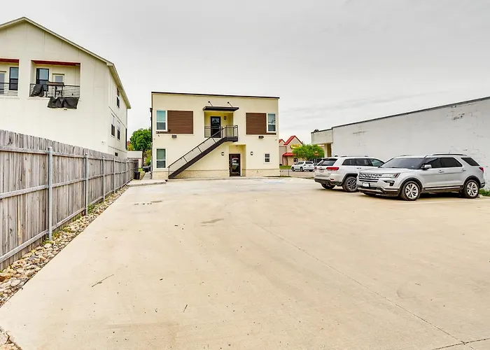 Apartamento Steps To Tcu Campus: Modern Worth